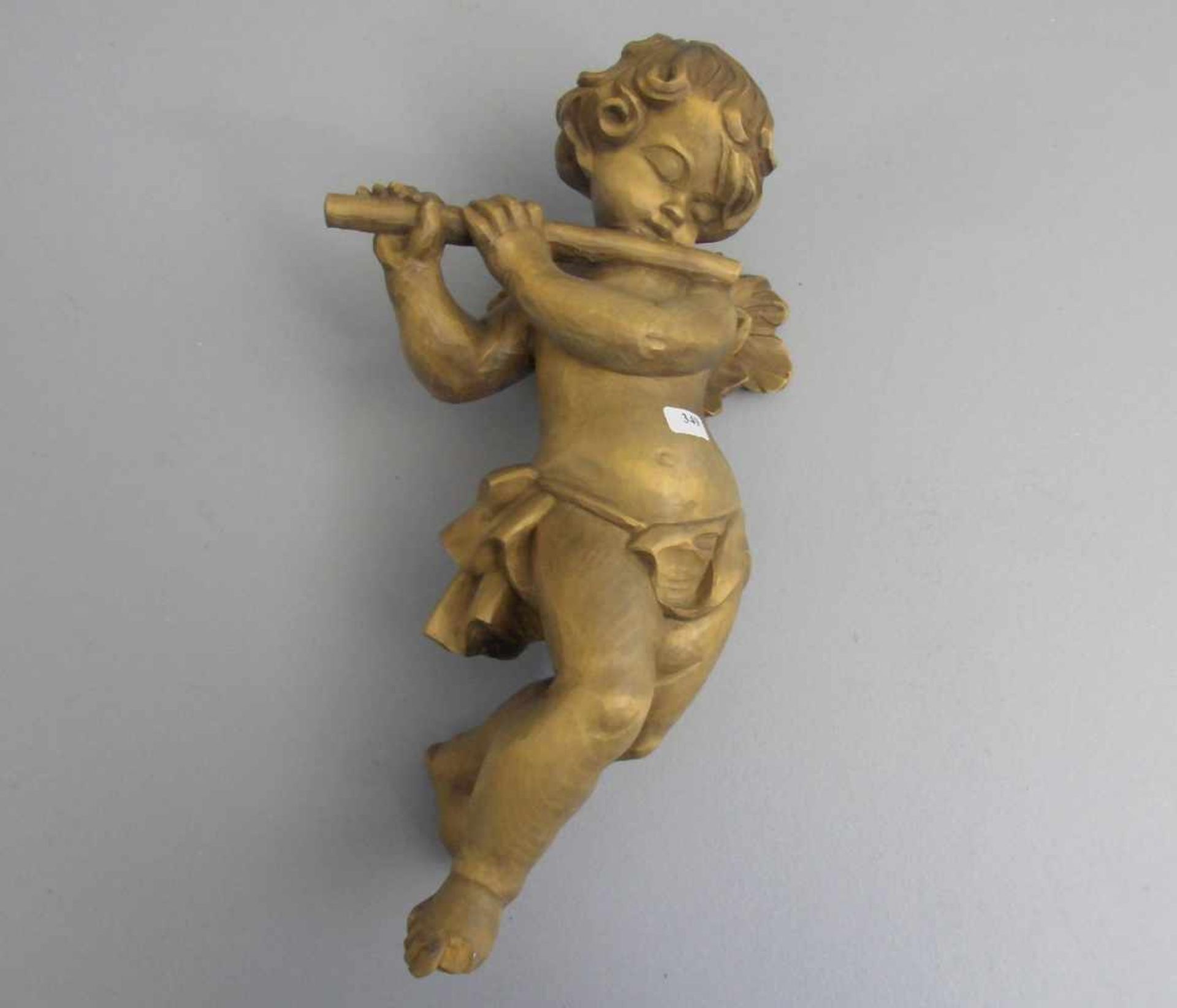SKULPTUR: "MUSIZIERENDER ENGEL", Holz, 20. Jh.. Musizierender Engel mit Flöte. H. 32 x B. 20 x T. 15