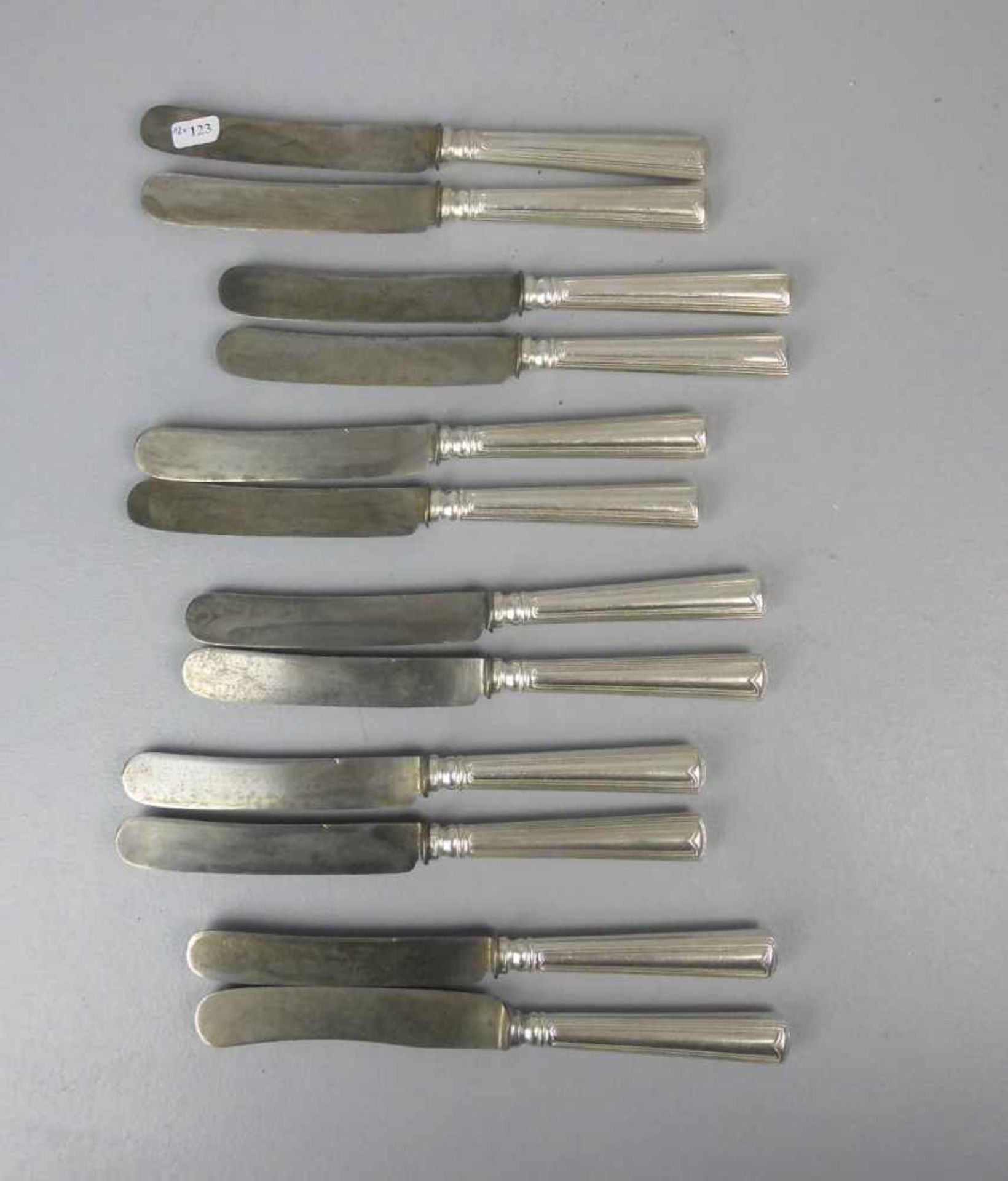 12 FRÜHSTÜCKSMESSER / knifes, um 1900, Griff aus Silber (Säure getestet), insg. ca. 720 g, Frankeich