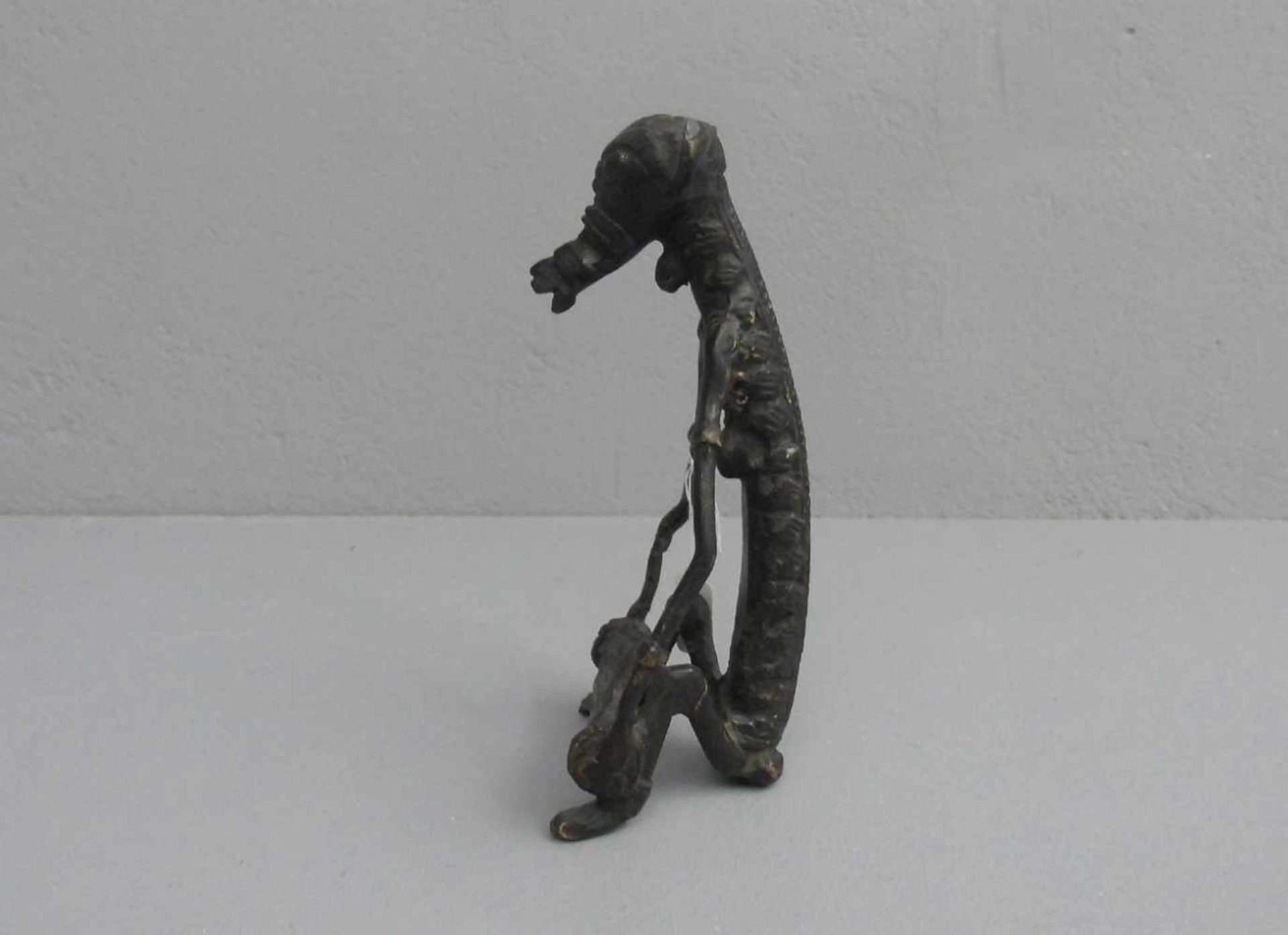 BRONZEFIGUR / sculpture: "CHIMÄRE / FABELWESEN", wohl Afrika, dunkel patinierte Bronze. - Bild 2 aus 3