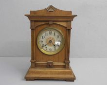 TISCHUHR / KAMINUHR / fire place clock, England, ungemarkt, um 1900. Hochformatiges Holzgehäuse;