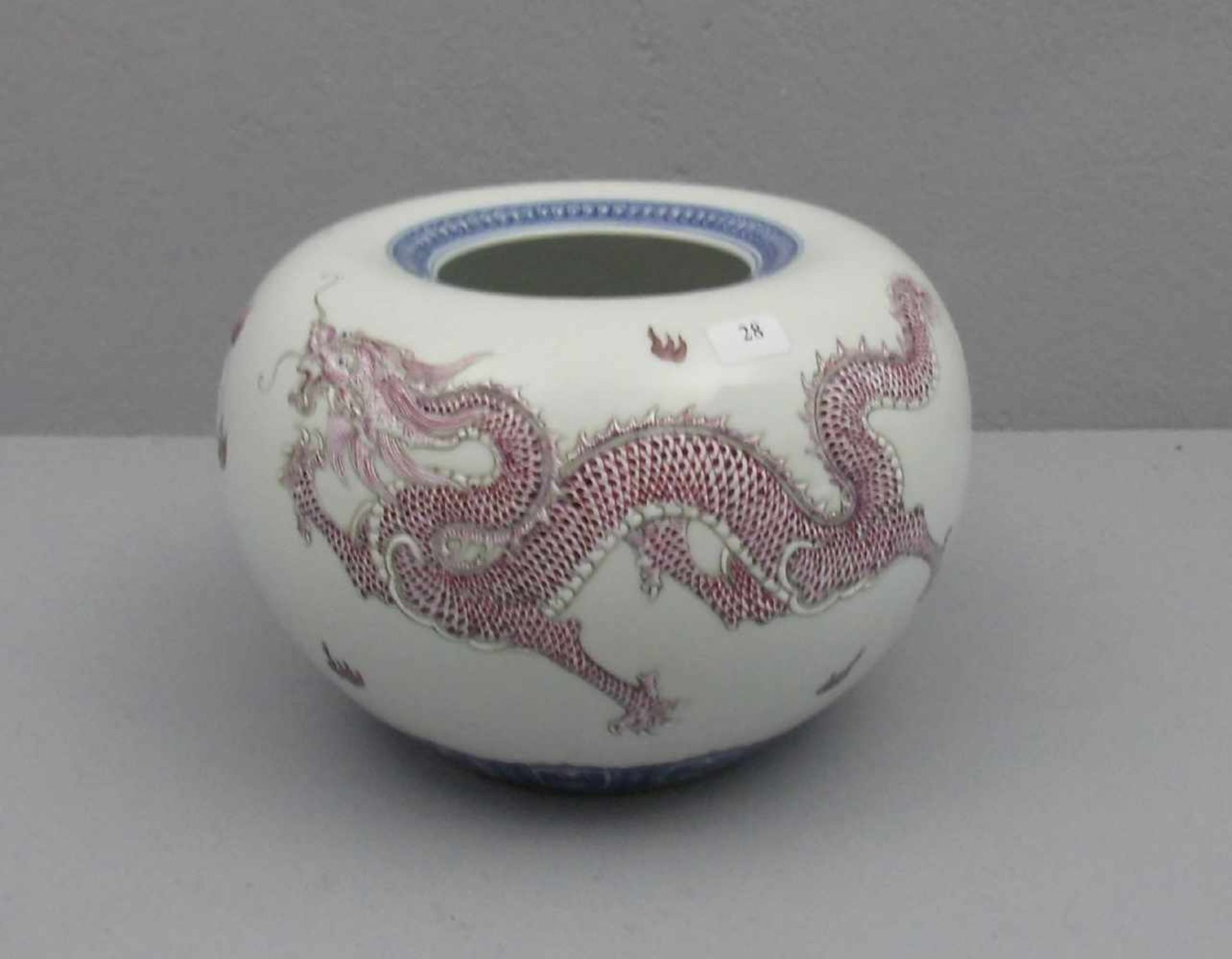 VASE, China, 20. Jh., unter dem Stand retrospektiv gemarkt mit quadratischer Schriftkartusche: