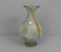 VASE MIT PULVEREINSCHMELZUNGEN, Glas, Balusterform mit trompetenförmiger Mündung auf konischem