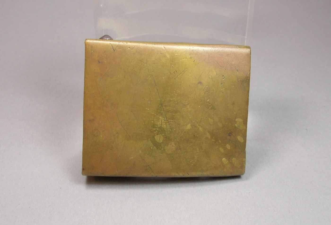 ORIGINALES KOPPELSCHLOSS ohne Hoheitszeichen oder Devise, goldfarbenes Metall, gebogte Form. 5,3 x