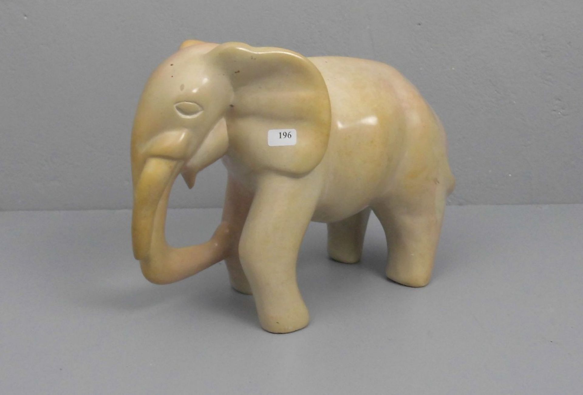 SKULPTUR: "Elefant", Speckstein, in leichter Stilisierung gearbeiteter afrikanischer Elefant. H. - Image 2 of 5