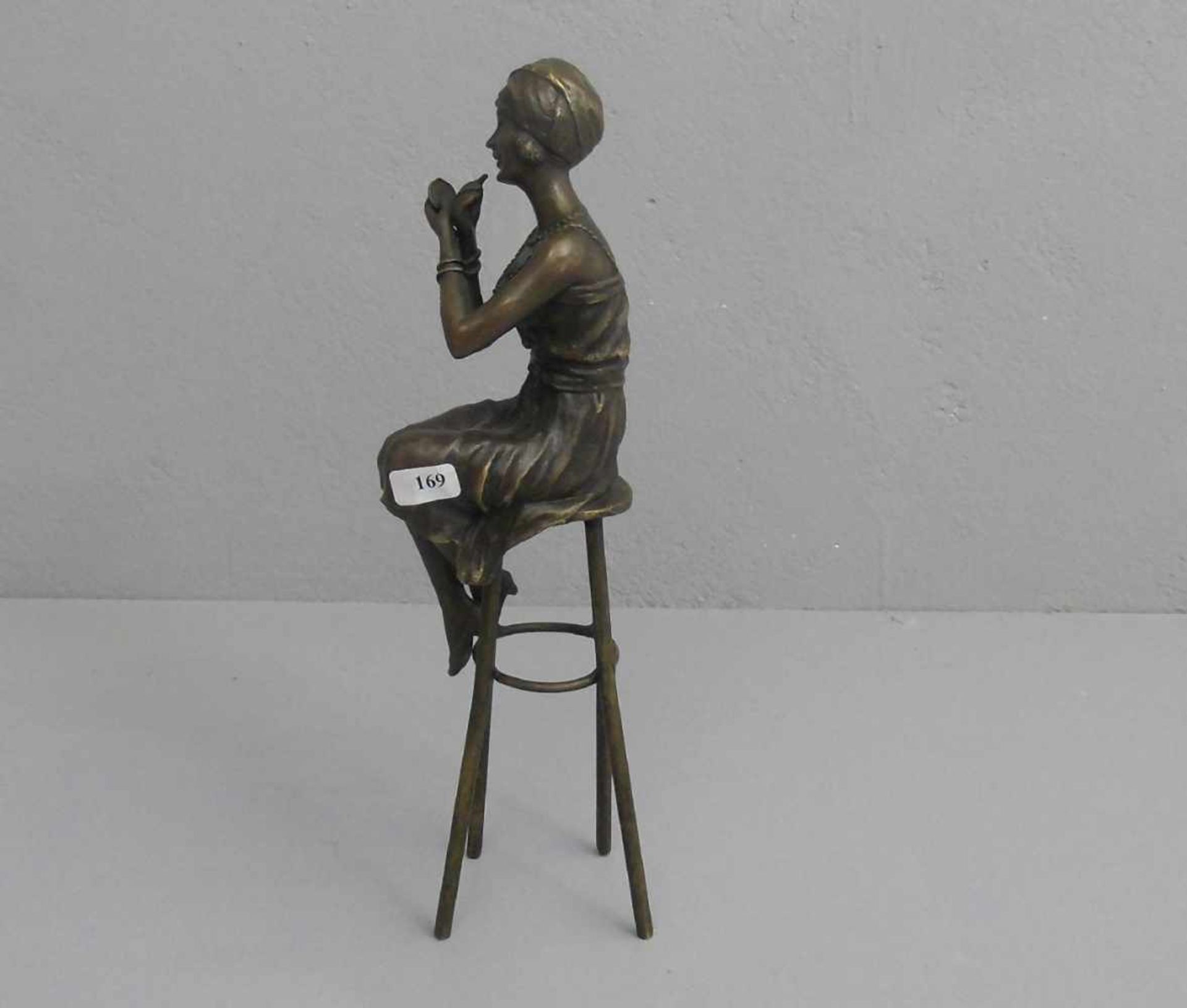 nach CHIPARUS, DÉMETRE HARALAMB (1886-1947), Skulptur: "Sich schminkende Frau, auf einem Hocker - Bild 2 aus 3