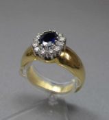 RING MIT SAPHIR- UND BRILLANTBESATZ in Weissgoldfassung, Ringschiene aus 750er Gelbgold (6,9 g).