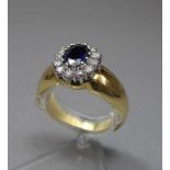 RING MIT SAPHIR- UND BRILLANTBESATZ in Weissgoldfassung, Ringschiene aus 750er Gelbgold (6,9 g).