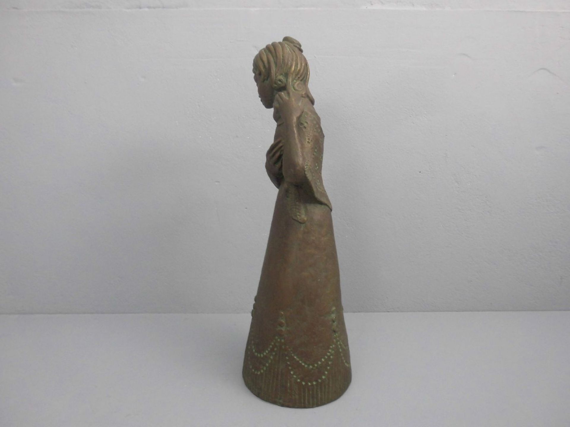 MONOGRAMMIST (IHK, 20./21. Jh.), bronzierte Keramik - Skulptur: "Mutter mit Kind", heller - Bild 2 aus 3