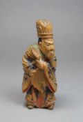 KLEINE HOLZFIGUR / OKIMONO / SCHNITZFIGUR: "Bärtiger Mann / Priester", Holz, Japan. Vollfigur