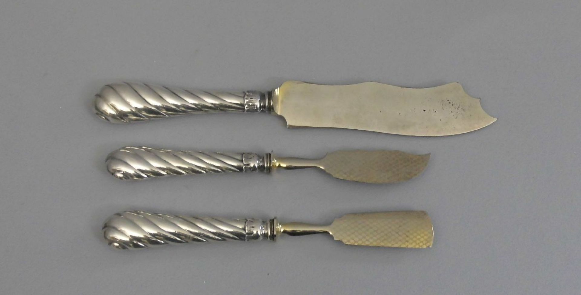 2 VORLEGEMESSER UND 1 KÄSEMESSER / SPATEL, Silber und Metall, 800er Silber (1 Messer ohne Punze, - Bild 2 aus 3