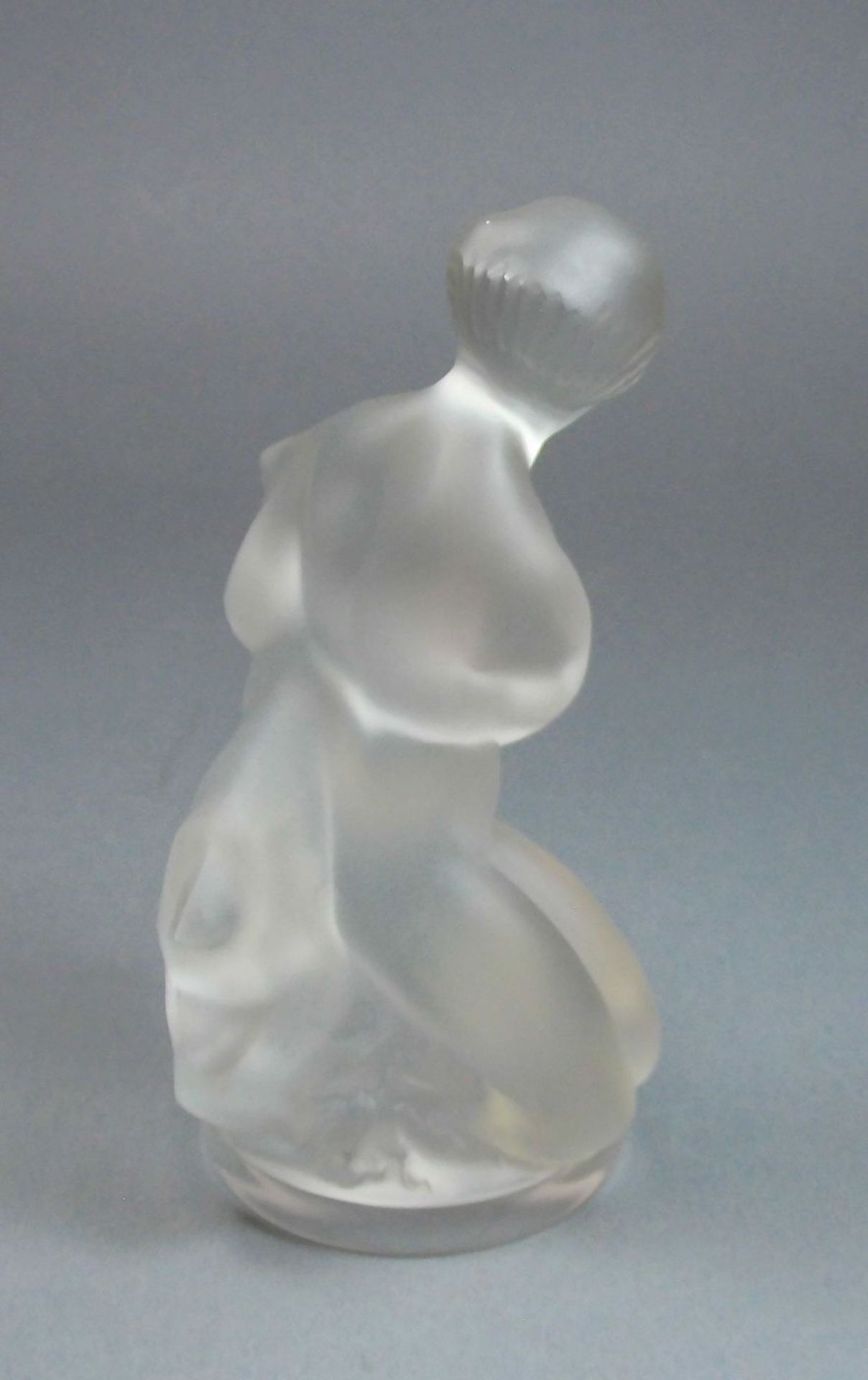 LALIQUE - FIGUR: "Kniender weiblicher Akt mit Reh", Kristallglas, 2. H. 20. Jh., partiell satiniert, - Image 3 of 4