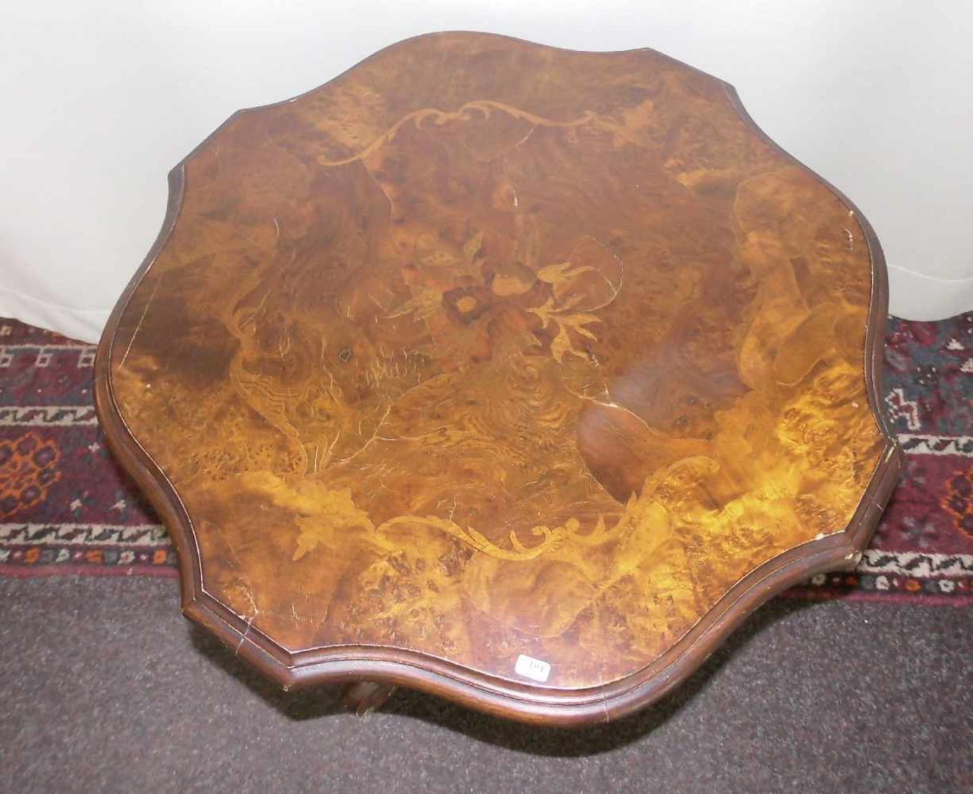 BEISTELLTISCH / coffee table, 2. H. 20. Jh., dunkel mattiertes Holz. Balusterstand auf drei - Image 2 of 2