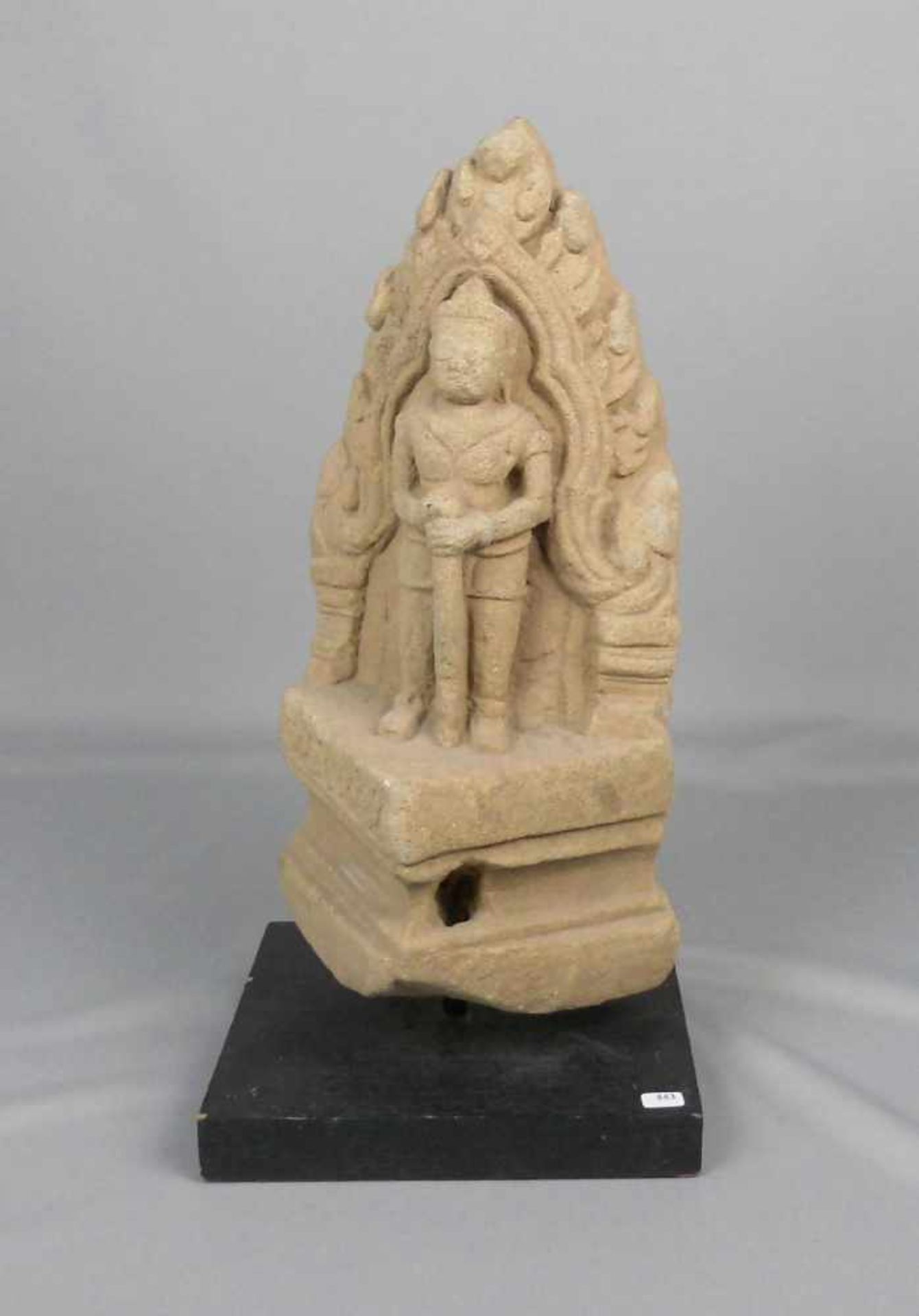 HINDUISTISCHES RELIEF: "Tempelwächter", Sandstein, Tempelfragment, wohl Thailand, 13./14. Jh.,