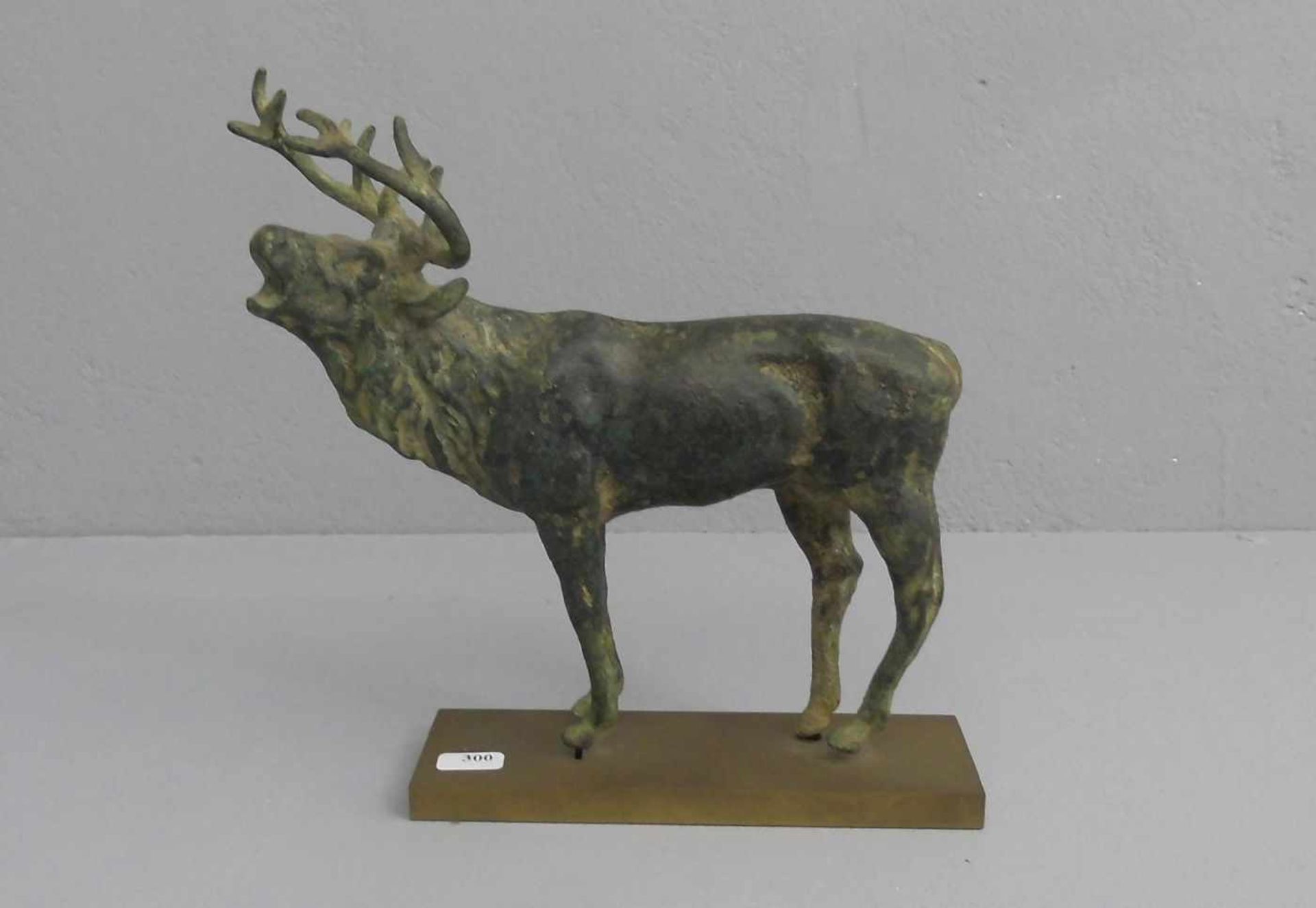 SKULPTR "Hirsch", Bronze, grün patiniert in unterschiedlichen Nuancierungen. Naturalistisch