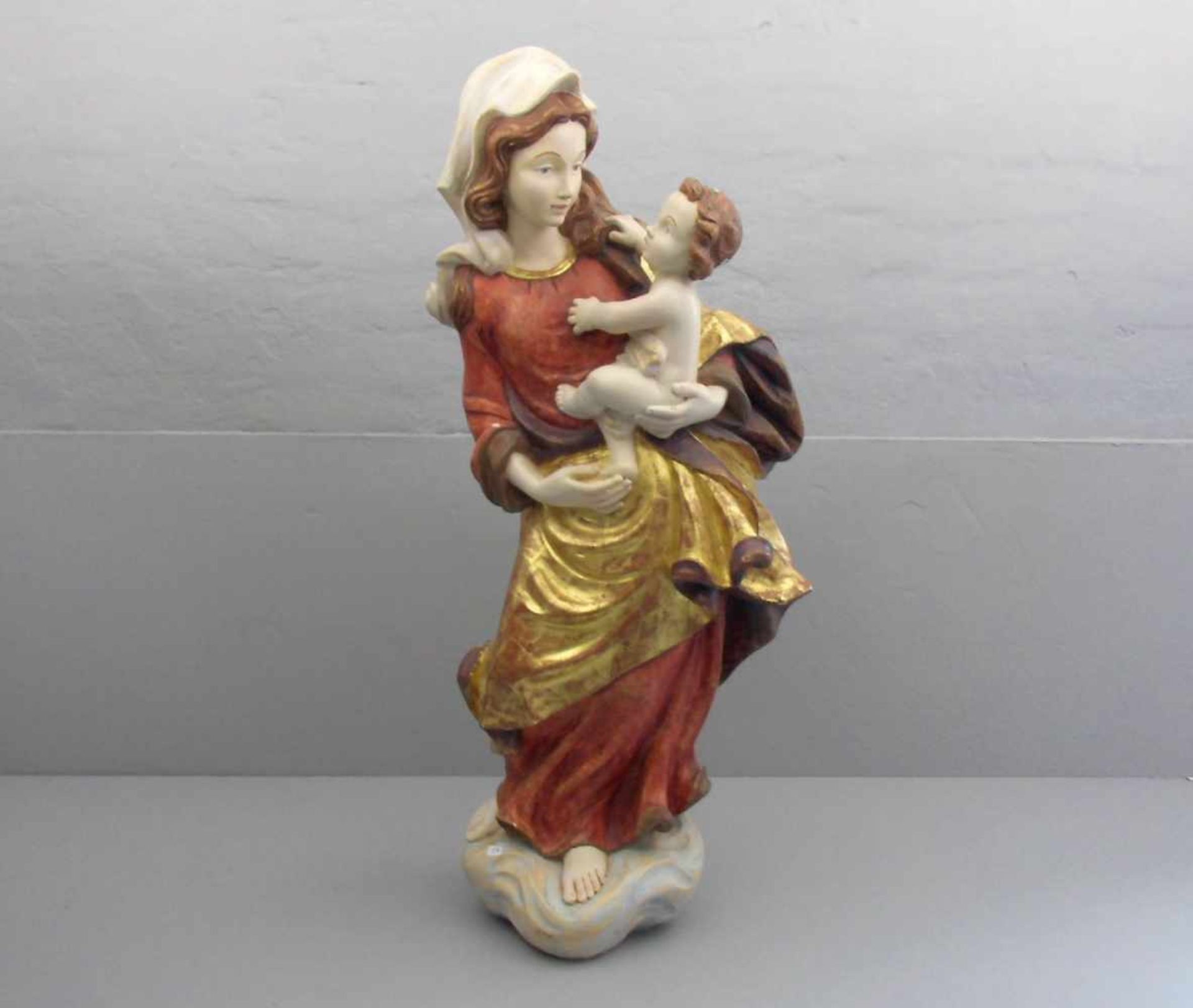 SKULPTUR: "Madonna mit dem Christuskind", 20. Jh., gearbeitet nach historischen Vorbild. Holz,