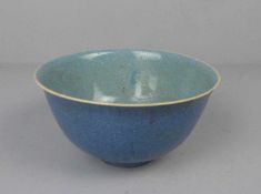 SCHALE / bowl, Porzellan, China, ungemarkt. Konische Form mit ausgestelltem Rand auf Rundstand.