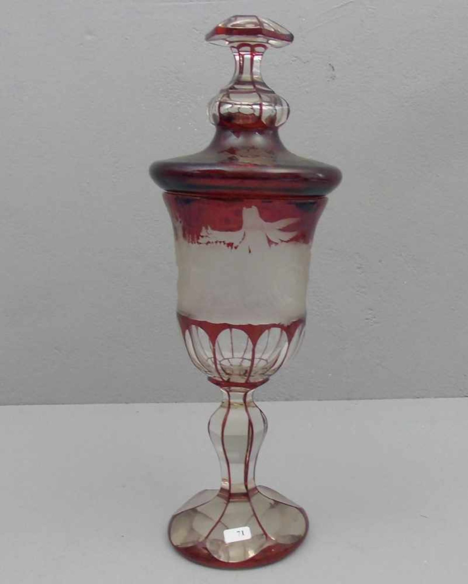 DECKELPOKAL MIT JAGDLICHER SZENE, rubiniertes Glas mit geschliffenem und geätztem Dekor, Böhmen,