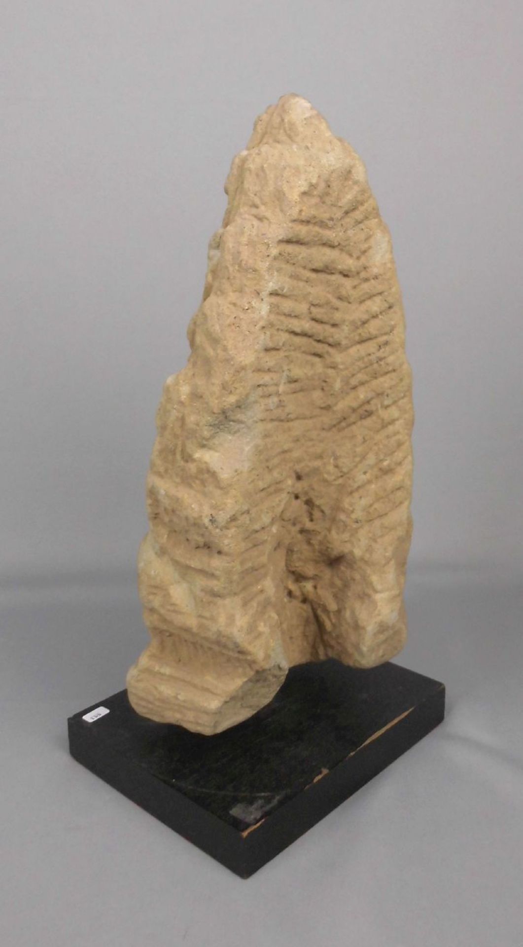 HINDUISTISCHES RELIEF: "Tempelwächter", Sandstein, Tempelfragment, wohl Thailand, 13./14. Jh., - Bild 2 aus 2