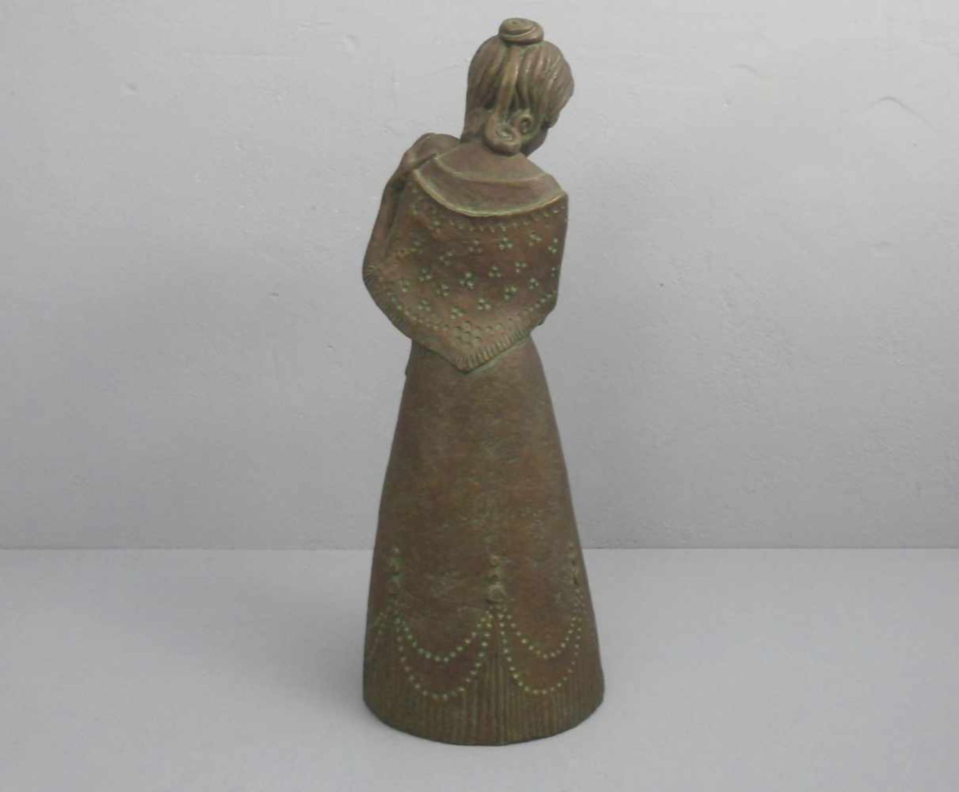 MONOGRAMMIST (IHK, 20./21. Jh.), bronzierte Keramik - Skulptur: "Mutter mit Kind", heller - Bild 3 aus 3