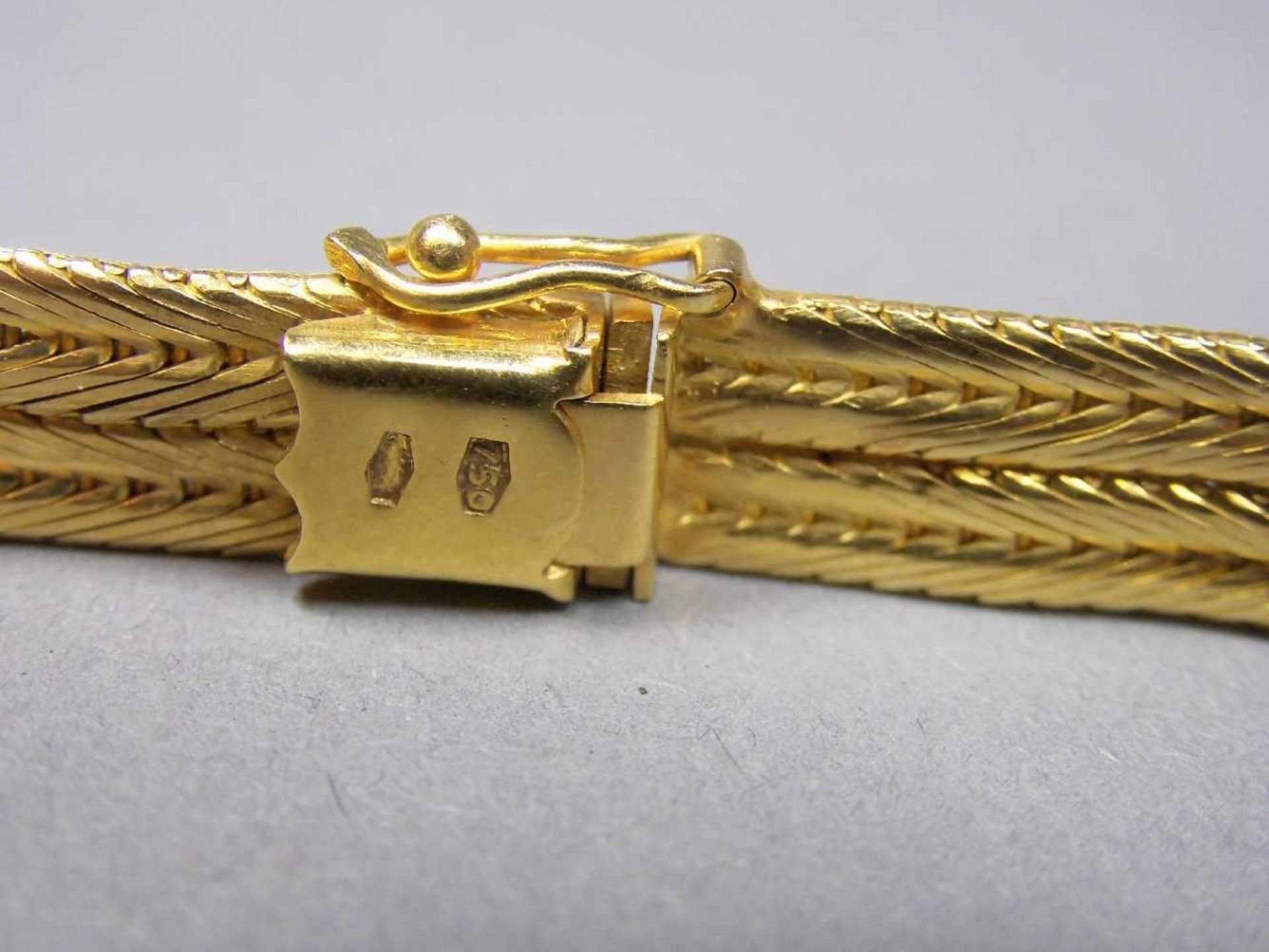 ARMBAND, 750er Gelbgold (28 g), gearbeitet aus geflochtenen und gekreuzten Strängen und besetzt - Image 2 of 3