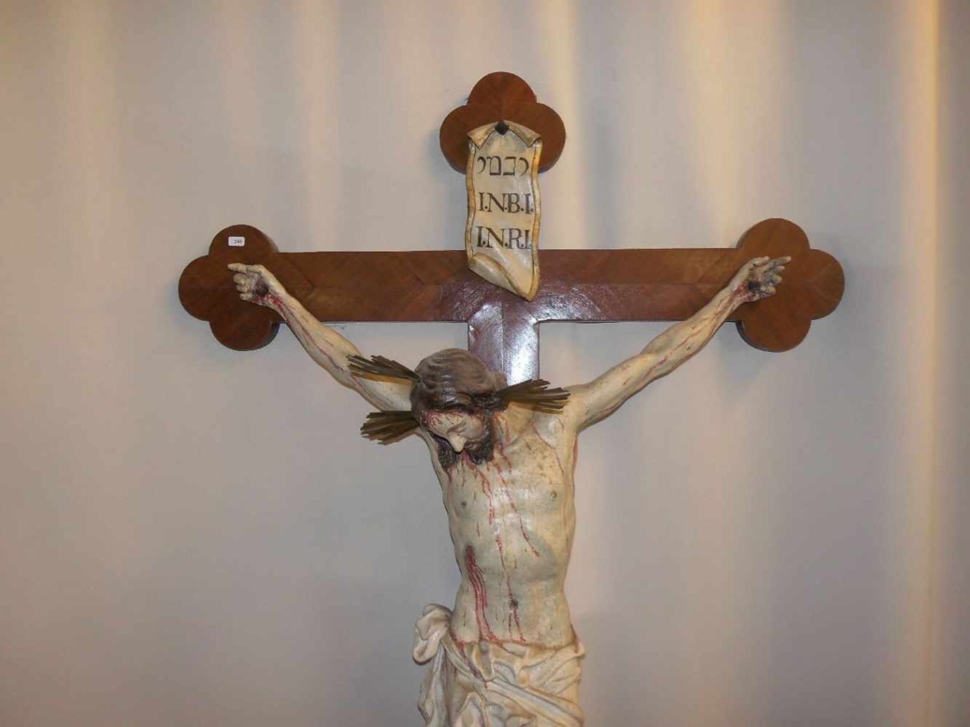 CHRISTUS / KRUZIFIX als Vortragekreuz, Süddeutsch, 18. Jh.; Dreinageltypus mit montiertem - Bild 4 aus 11