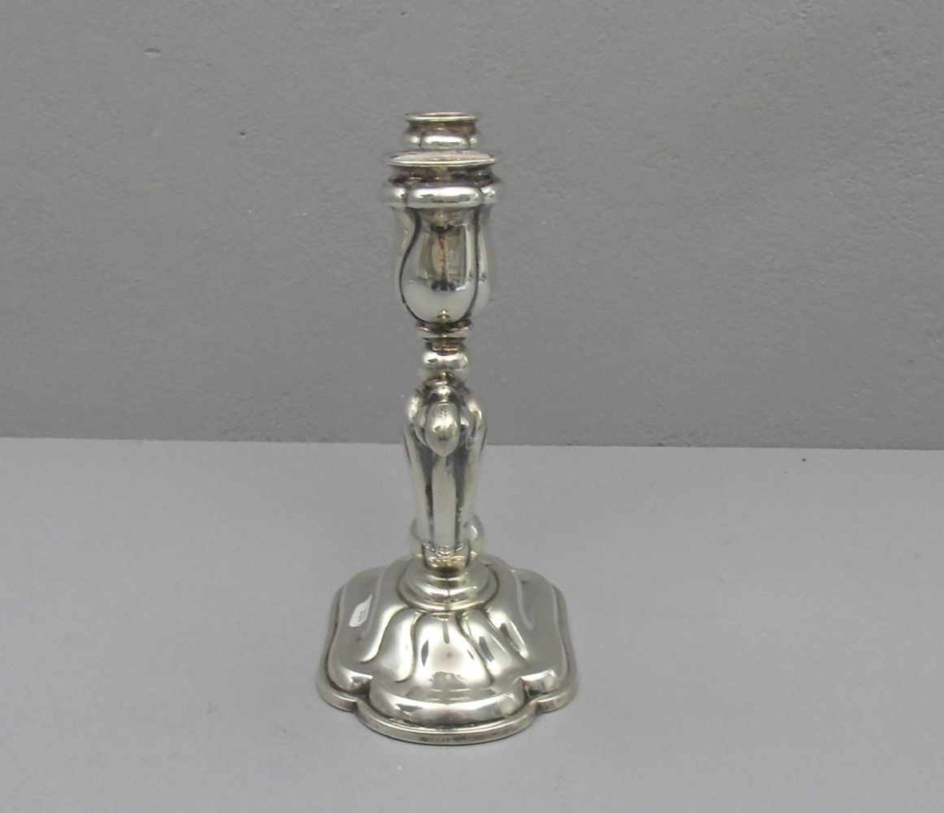 LEUCHTER / TISCHLEUCHTER / candle holder, zweiflammig, 830er Silber (mit beschwertem Fuß), gepunzt - Bild 2 aus 4
