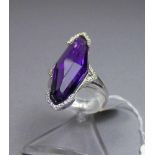 RING, 750er Weissgold (6,1 g), mit Amethyst, gerahmt von brillantbesetzten Segmenten. Ringkopf: 3