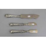 2 VORLEGEMESSER UND 1 KÄSEMESSER / SPATEL, Silber und Metall, 800er Silber (1 Messer ohne Punze,