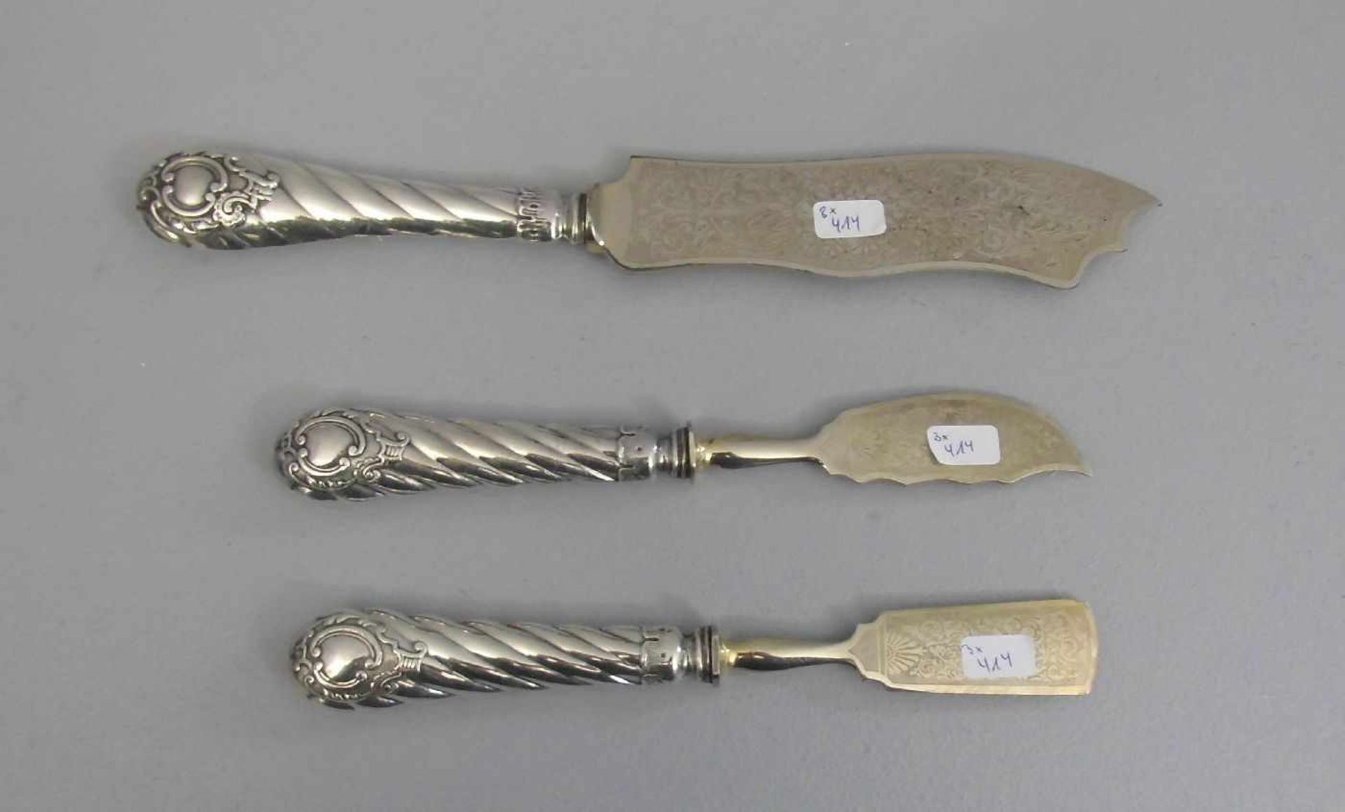 2 VORLEGEMESSER UND 1 KÄSEMESSER / SPATEL, Silber und Metall, 800er Silber (1 Messer ohne Punze,