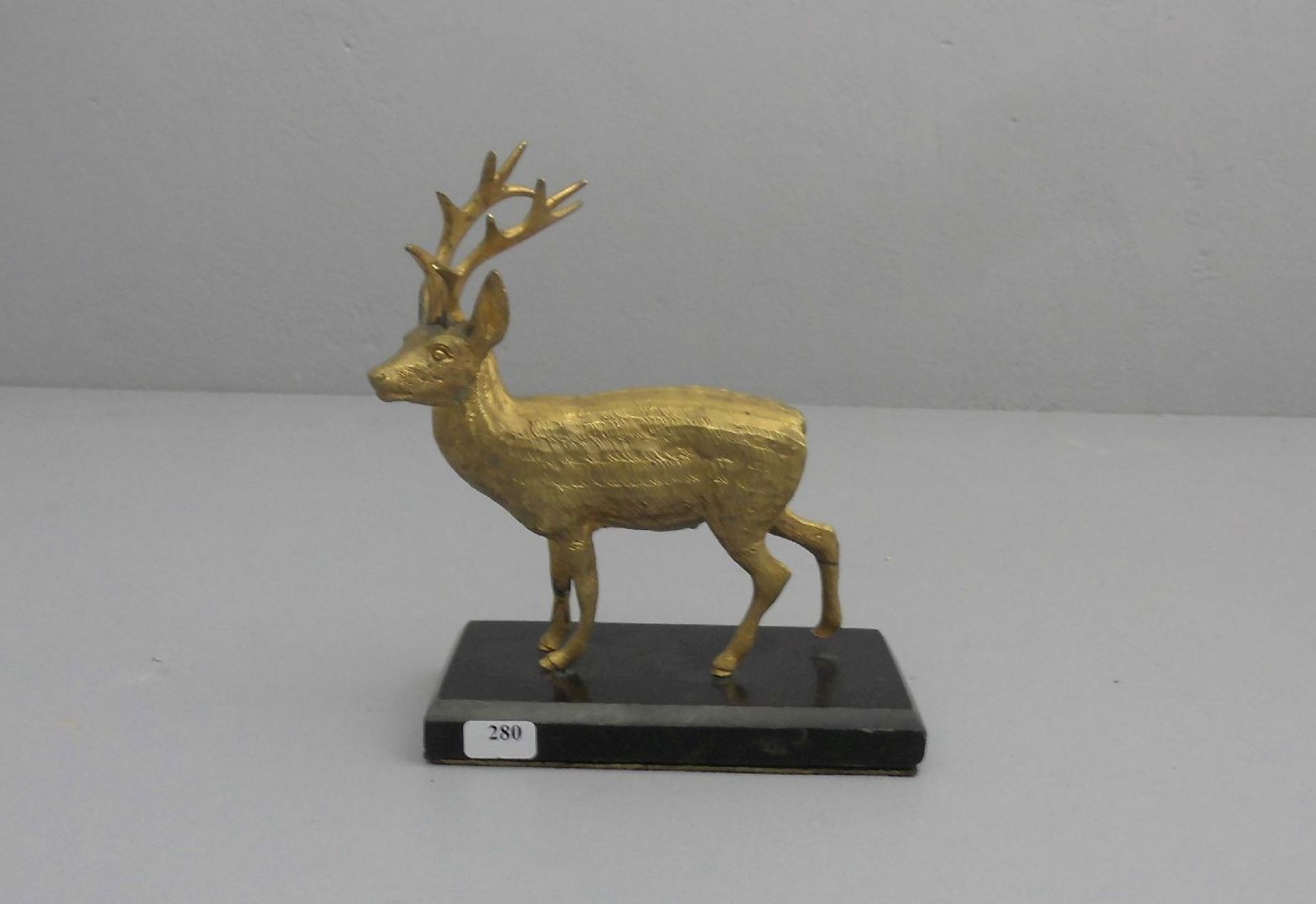 SKULPTUR: "Hirsch", Bronze, goldfarben patiniert, auf Marmorpostament, um 1900. Naturalistisch