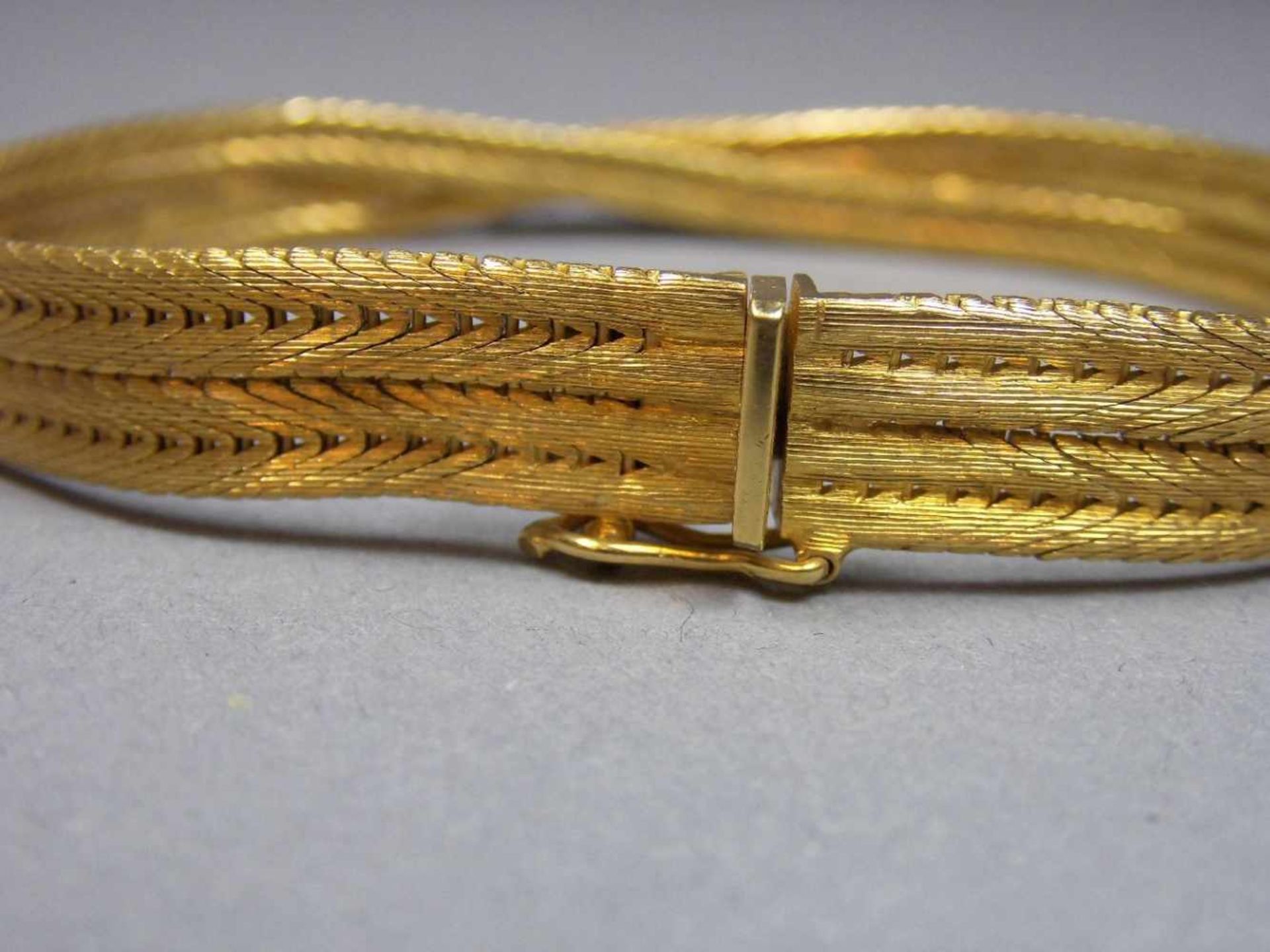 ARMBAND, 750er Gelbgold (28 g), gearbeitet aus geflochtenen und gekreuzten Strängen und besetzt - Image 3 of 3