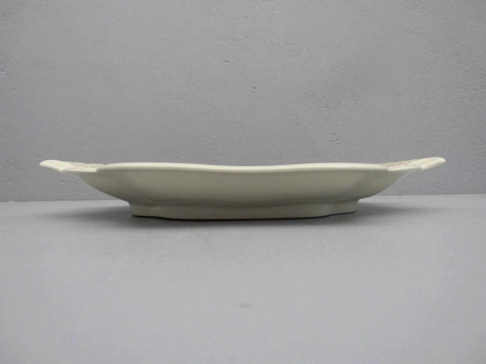 SCHALE / GEBÄCKSCHALE / bowl, Porzellan, gemarkt "Weimar", 1930er Jahre; geschweifte Karreeform - Image 2 of 3