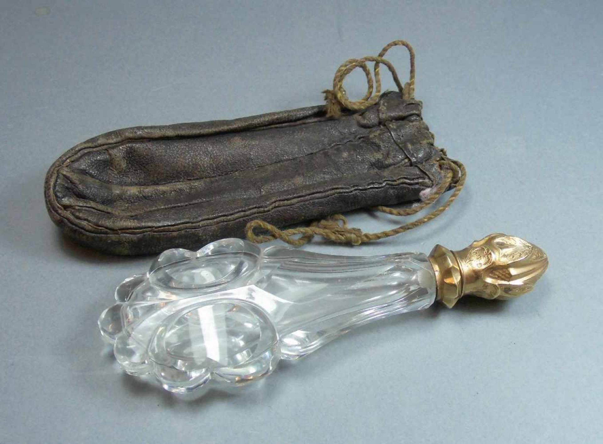 PARFÜM - FLAKON / RIECHFLÄSCHCHEN / perfume bottle, Glas und Goldmontur (getestet), um 1900 / Anfang