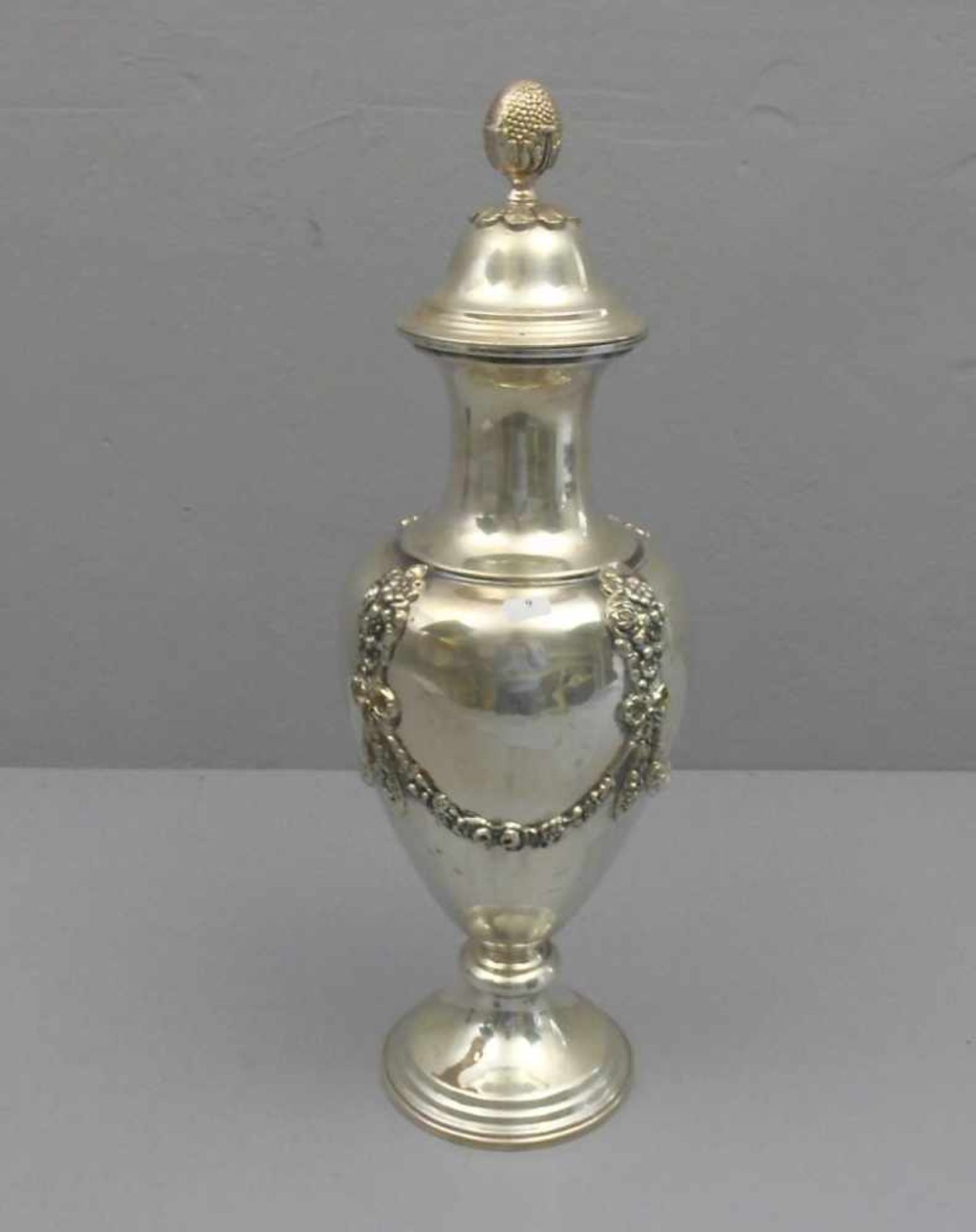 GROSSE DECKEVASE, 900er Silber (insgesamt 1271 g), gepunzt mit Feingehaltsangabe und verschlagener