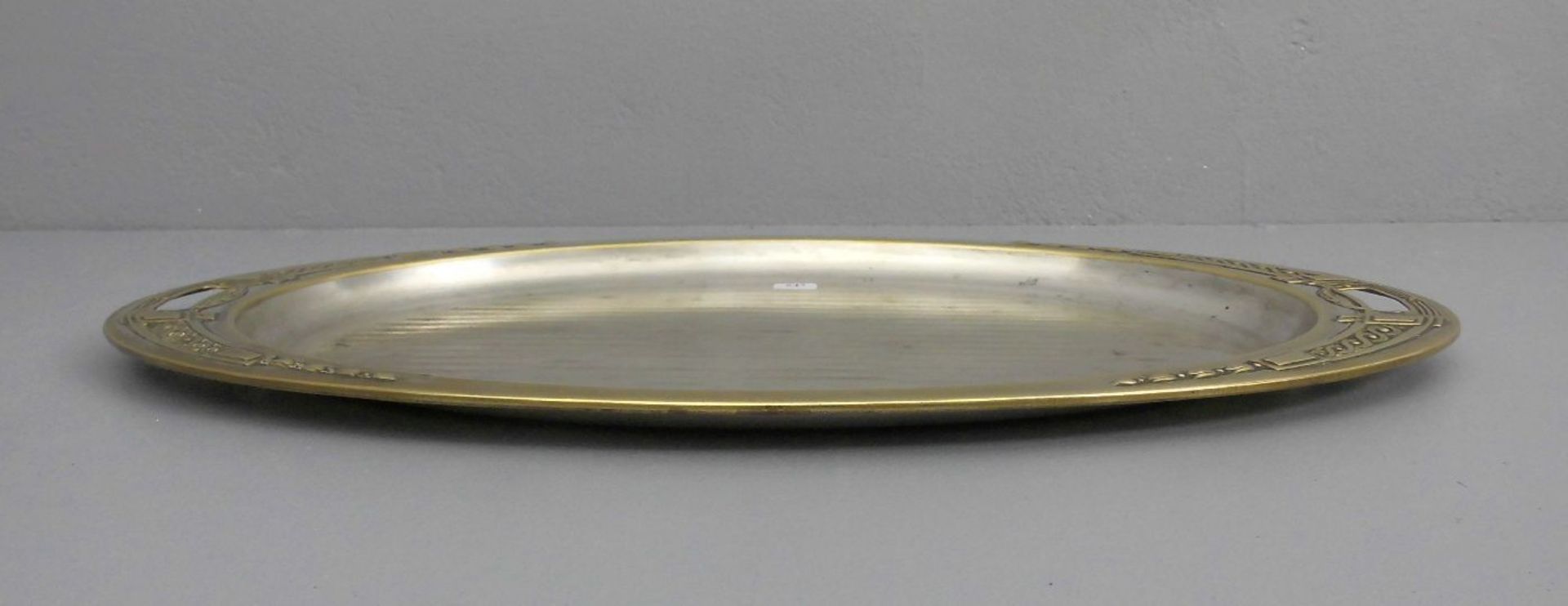 JUGENDSTIL - TABLETT / Art nouveau tray, versilbertes Metall, um 1900. Ovale Form mit seitlichen - Image 2 of 3