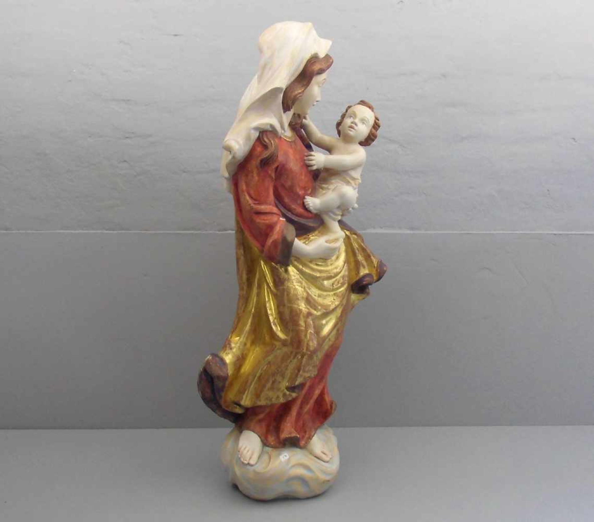 SKULPTUR: "Madonna mit dem Christuskind", 20. Jh., gearbeitet nach historischen Vorbild. Holz, - Image 2 of 4
