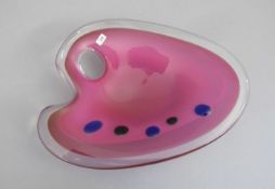 GLASSCHALE IN DER ART EINER PALETTE / bowl, unter dem Stand mit Nadelsignatur: Flygsfors -