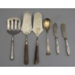 KONVOLUT JUGENDSTIL-VORLEGEBESTECK / serving cutlery, Silber und Metall. Insgesamt 6 Teile: 2