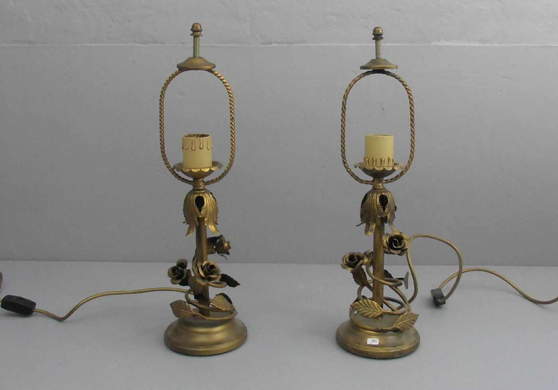 PAAR LAMPEN / TISCHLAMPEN, bronziertes Metall, einflammig elektrifiziert. Profilierter Rundstand,