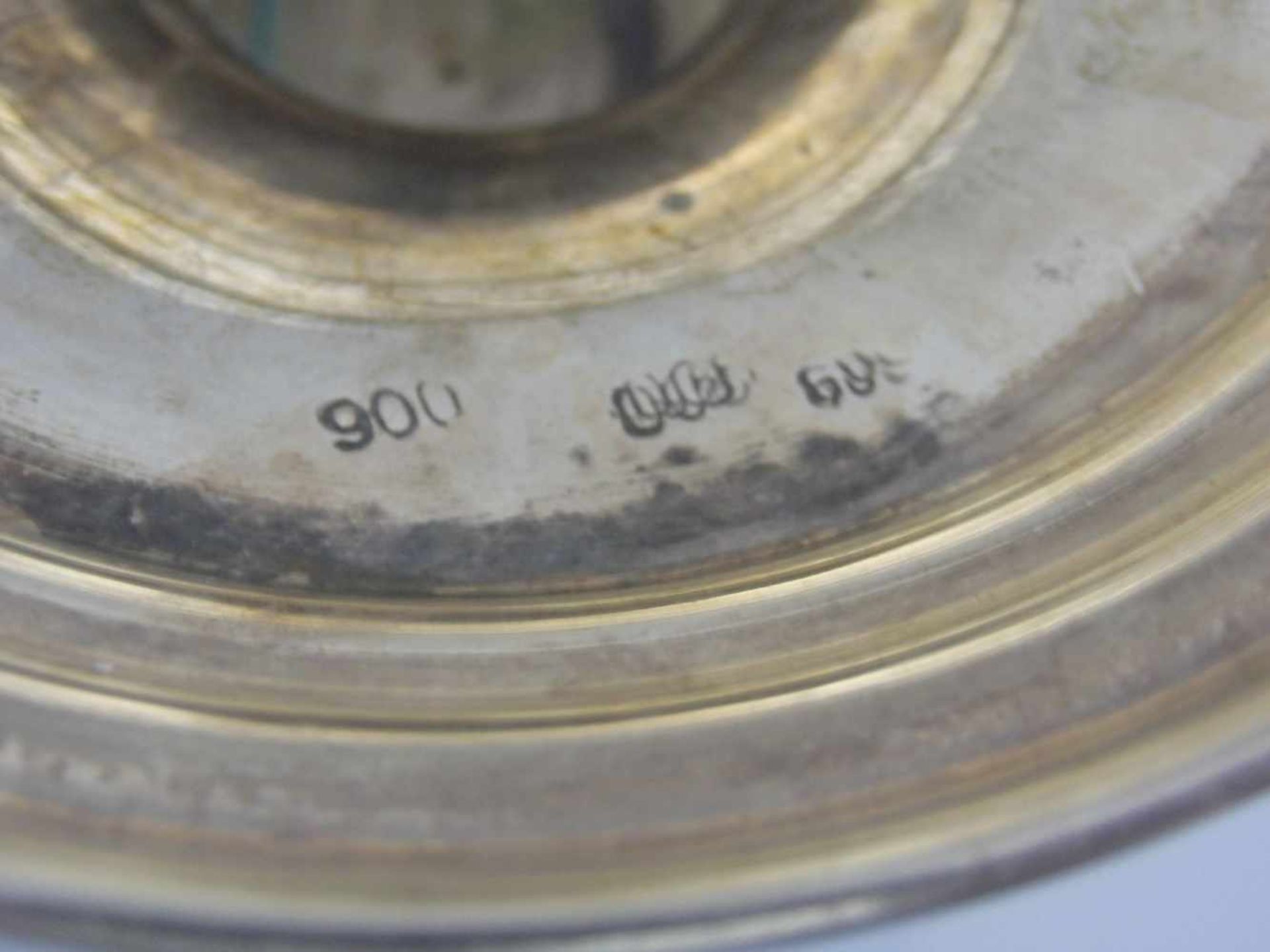GROSSE DECKEVASE, 900er Silber (insgesamt 1271 g), gepunzt mit Feingehaltsangabe und verschlagener - Bild 2 aus 3