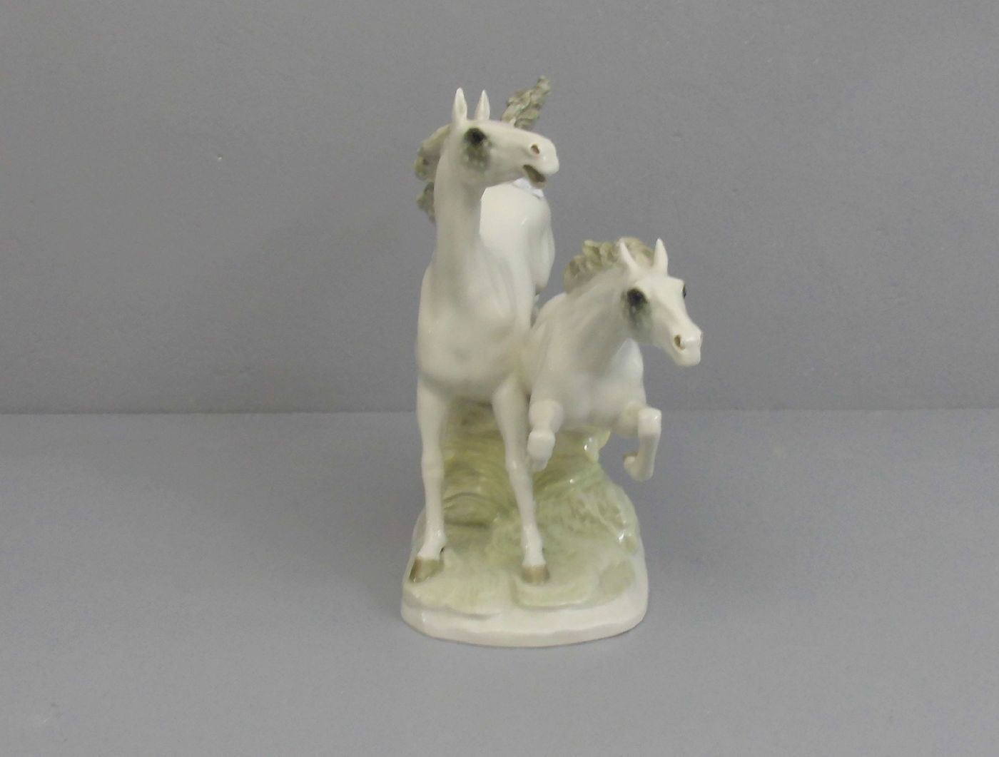 FIGURENGRUPPE: "Galoppierende Pferde", Porzellan, Manufaktur Hutschenreuther - Selb, unterglasurgrün - Bild 2 aus 5