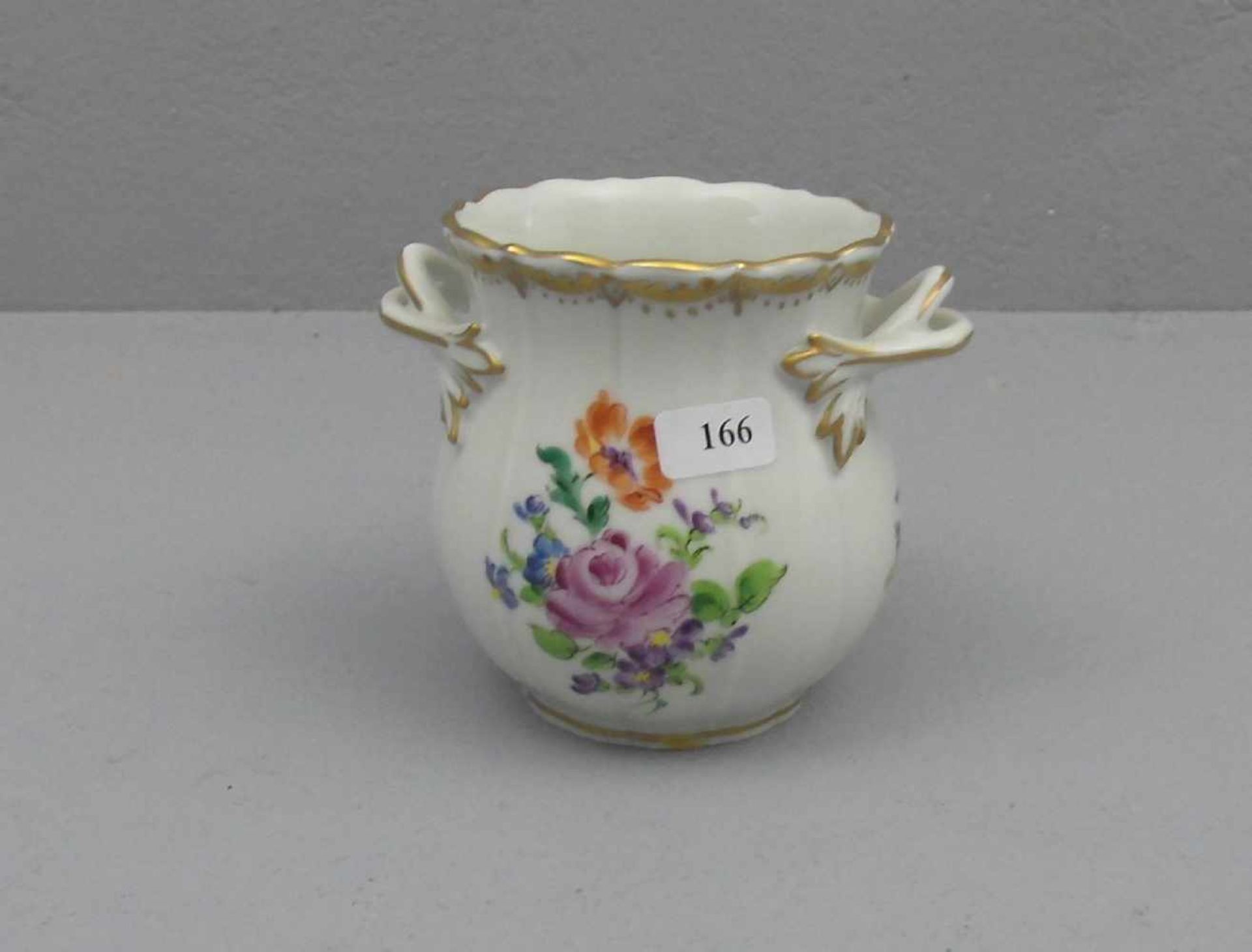 VASE / CACHEPOT, Porzellan, 20. Jh., unterglasurblau gemarkt, Sächsische Porzellan-Manufaktur