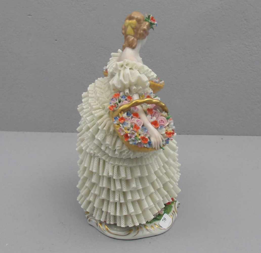 PORZELLANFIGUR "Blumenmädchen" / porcelain figure, Manufaktur Sitzendorf, Thüringen, 2. Hälfte 20. - Bild 5 aus 5