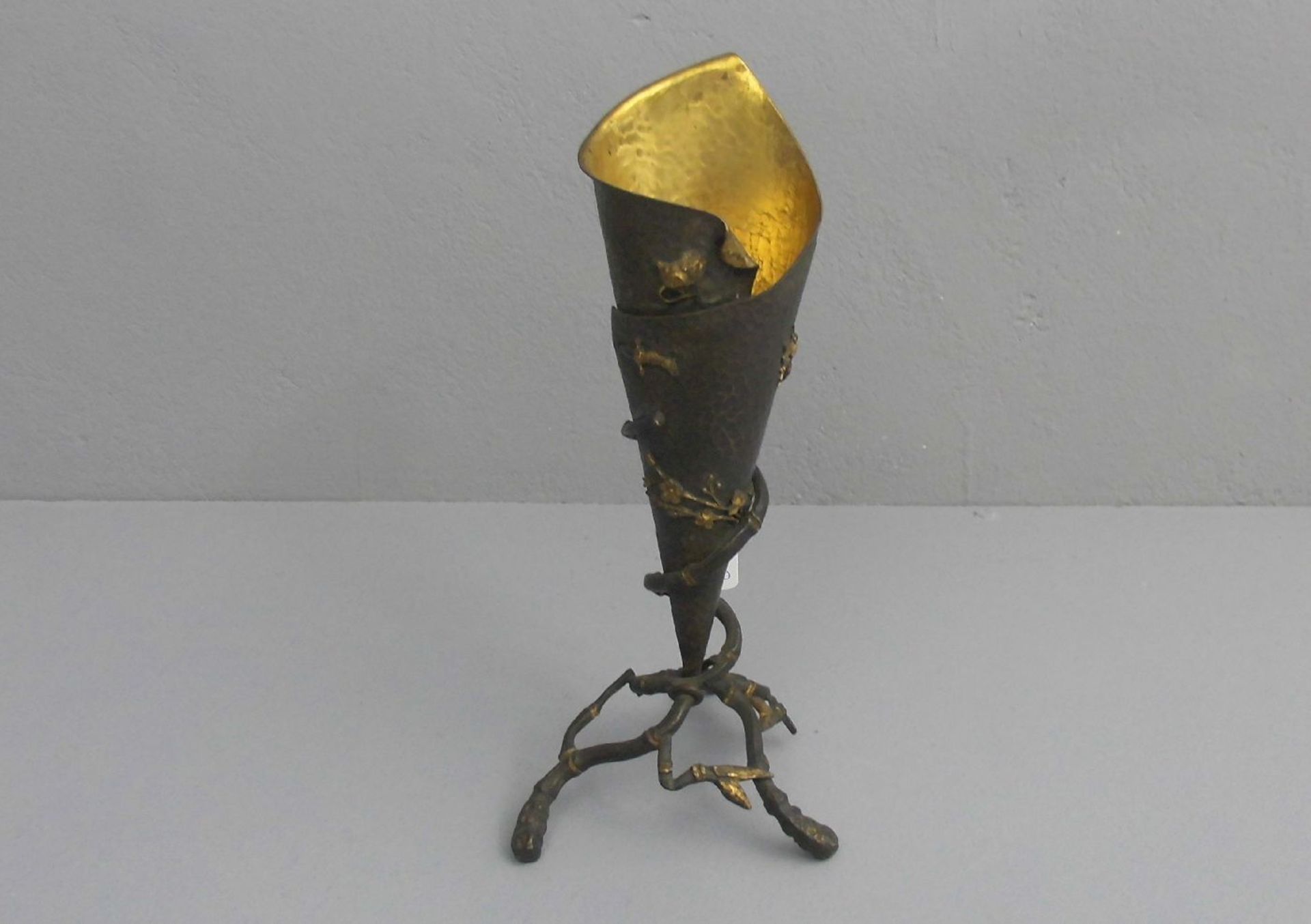 VASE / sog. TÜTENVASE, um 1900, Wien / Wiener Bronze, goldfarben und braun patinierte Bronze,