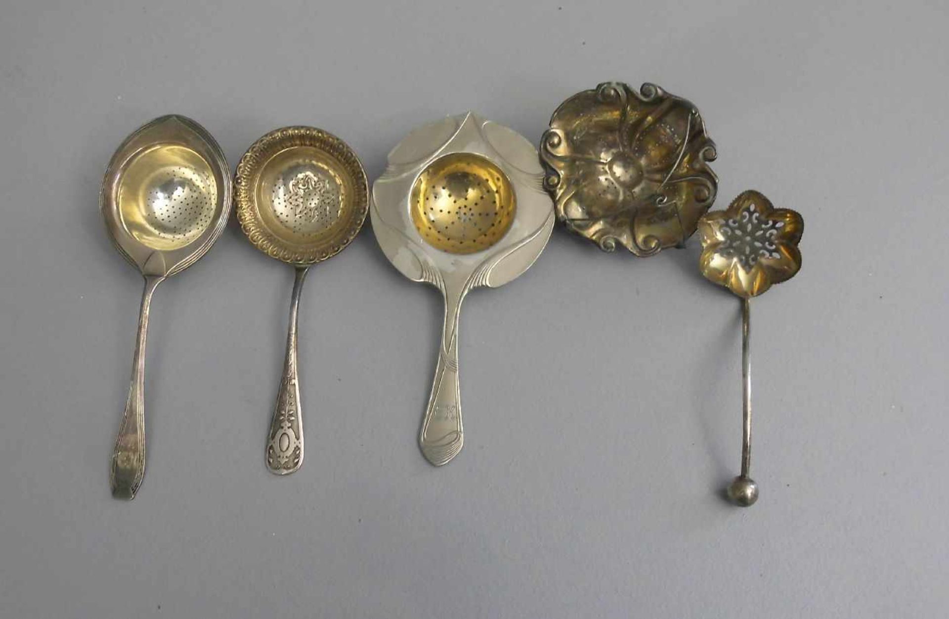 KONVOLUT TEESIEBE / tea strainers, um 1900. 1) Jugendstil - Teesieb: geschweifte Form mit