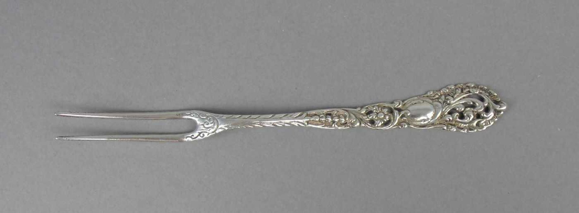 VORLEGEGABEL / serving fork, wohl deutsch, 1. H. 20. Jh., 830er Silber (15,8 g). Geschweifte Form,