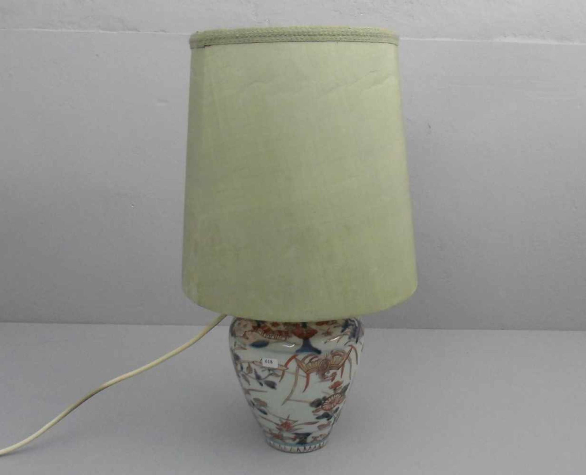 LAMPE / TISCHLAMPE MIT VASENFUSS, einflammig elektrifiziert. Satsuma - Vase in Balusterform mit