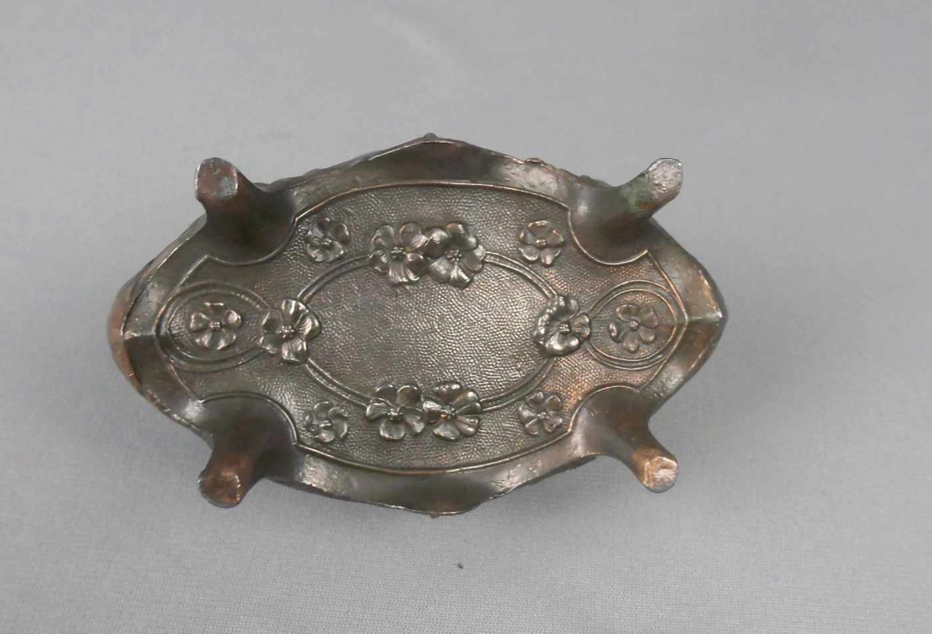 JUGENDSTIL - SCHATULLE / SCHMUCKSCHATULLE / Art nouveau box, bronziertes Metall, um 1900. Oblonge - Image 5 of 5