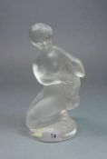 LALIQUE - FIGUR: "Kniender weiblicher Akt mit Reh", Kristallglas, 2. H. 20. Jh., partiell satiniert,