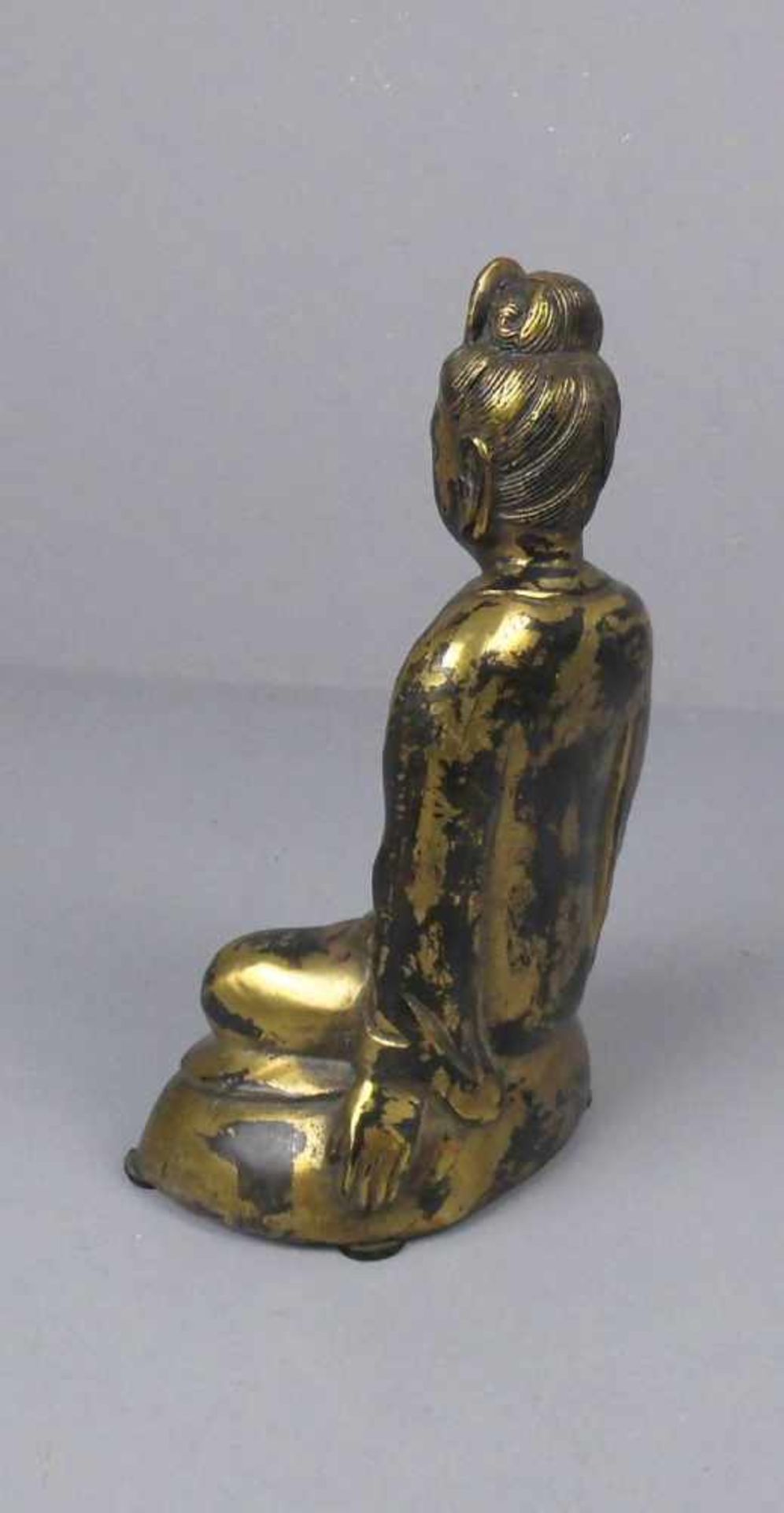 BUDDHA - SKULPTUR, Bronze, dunkelbraun patiniert mit goldenen Akzentuierungen. Leicht lächelnder - Bild 2 aus 4